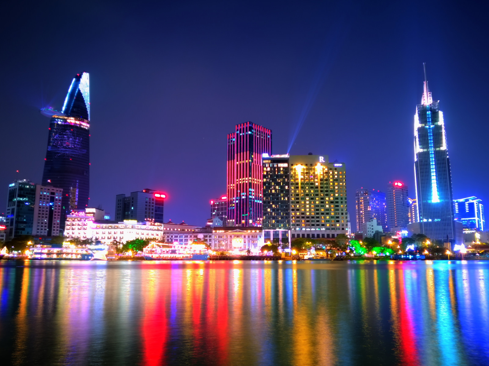 Cùng chiêm ngưỡng top 6 tòa nhà đẹp nhất Việt Nam