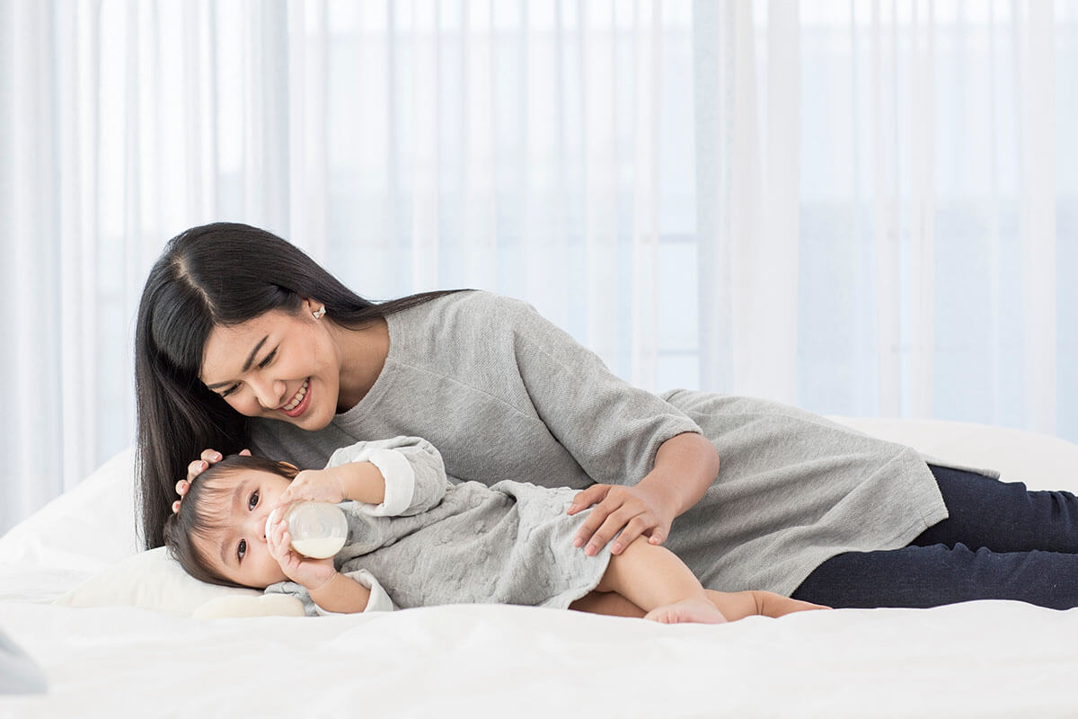 Những bước mẹ có thể giúp trẻ làm quen với việc có em