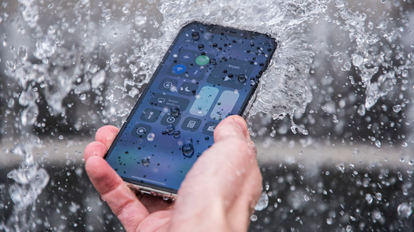 Thực hư về công nghệ chống nước của smartphone có thể được bao lâu?